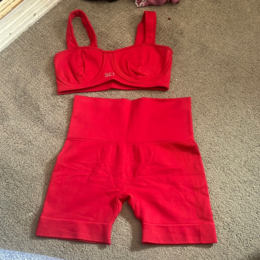 SET ACTIVE contour bra and shorts set